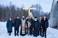 Купол и крест освятили для часовни под Северодвинском