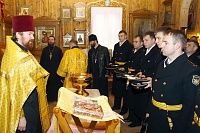 В Северодвинске военные моряки прошли крестным ходом в день памяти прав. Феодора Ушакова