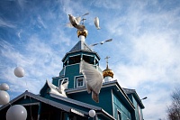 В северодвинском Воскресенском храме на Благовещение выпустили в небо голубей