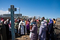 СЕВЕРОДВИНСКИЕ ПАЛОМНИКИ ПОБЫВАЛИ В ДЕРЕВНЕ СОЛЗЕ И ПОМОЛИЛИСЬ ЗА УБИЕННЫХ В ГОДЫ ГОНЕНИЙ