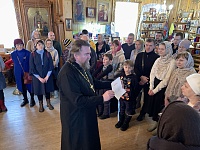 ПРОТОИЕРЕЙ ВАЛЕРИЙ СУВОРОВ ПРОВЕЛ ЭКСКУРСИЮ ДЛЯ ВСЕХ ЖЕЛАЮЩИХ В ХРАМЕ ВОСКРЕСЕНИЯ ХРИСТОВА НА ЯГРАХ В СЕВЕРОДВИНСКЕ
