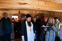 СЕВЕРОДВИНСКИЕ ПАЛОМНИКИ ПОБЫВАЛИ В ДЕРЕВНЕ СОЛЗЕ И ПОМОЛИЛИСЬ ЗА УБИЕННЫХ В ГОДЫ ГОНЕНИЙ