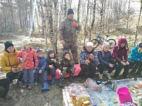 Воспитанники северодвинской воскресной школы отметили Пасху походом в сосновый бор
