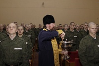 Священник поздравил матросов с Рождеством Христовым