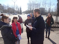 Прихожане Воскресенского храма раздали в Северодвинске просветительские брошюры о таинствах Церкви