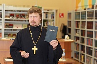 ОБ АПОКАЛИПСИСЕ И ЗАБЛУЖДЕНИЯХ ТОЛСТОГО РАССКАЗАЛ СЕВЕРОДВИНЦАМ СВЯЩЕННИК АЛЕКСАНДР ЛАШКОВ