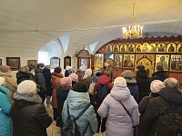 ПРИХОЖАНЕ СЕВЕРОДВИНСКОГО ВОСКРЕСЕНСКОГО ХРАМА СОВЕРШИЛИ ПАЛОМНИЧЕСТВО ПО СВЯТЫНЯМ ХОЛМОГОРСКОГО ОКРУГА