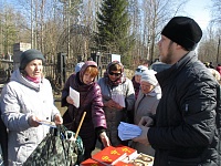СЕВЕРОДВИНСКИЕ ХРИСТИАНЕ ПРОВЕЛИ МИССИОНЕРСКУЮ АКЦИЮ НА КЛАДБИЩЕ