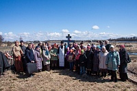 СЕВЕРОДВИНСКИЕ ПАЛОМНИКИ ПОБЫВАЛИ В ДЕРЕВНЕ СОЛЗЕ И ПОМОЛИЛИСЬ ЗА УБИЕННЫХ В ГОДЫ ГОНЕНИЙ