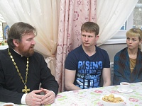 СЕВЕРОДВИНСКИЙ СВЯЩЕННИК ВСТРЕТИЛСЯ С ЛЮДЬМИ, НЕДАВНО ПРИНЯВШИМИ ПРАВОСЛАВИЕ