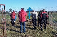 ПАЛОМНИКИ УКРЕПИЛИ ПОКЛОННЫЙ КРЕСТ НА МЕСТЕ ПЕРЕНЕСЕННОГО В СЕВЕРОДВИНСК ХРАМА
