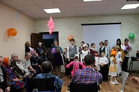 Воспитанники воскресной школы поздравили подопечных Дома-интерната о. Ягры с праздниками