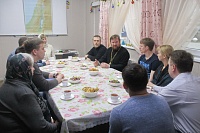 СЕВЕРОДВИНСКИЙ СВЯЩЕННИК ВСТРЕТИЛСЯ С ЛЮДЬМИ, НЕДАВНО ПРИНЯВШИМИ ПРАВОСЛАВИЕ