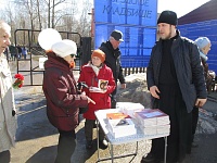 СЕВЕРОДВИНСКИЕ ХРИСТИАНЕ ПРОВЕЛИ МИССИОНЕРСКУЮ АКЦИЮ НА КЛАДБИЩЕ