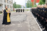 ПРОТОИРЕЙ ВАЛЕРИЙ СУВОРОВ ПРИЗВАЛ АРХАНГЕЛЬСКИХ НОВОБРАНЦЕВ ОТЛОЖИТЬ ЛЕНЬ И ГОРДОСТЬ