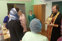 СВЯЩЕННИКИ ПОЗДРАВИЛИ СТУДЕНТОВ СЕВЕРОДВИНСКОГО МЕДКОЛЛЕДЖА С ПАСХОЙ