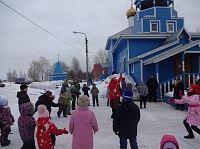 На Масленицу около нашего храма прошел семейный праздник.