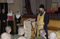 Священник поздравил матросов с Рождеством Христовым