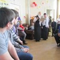 Воспитанники северодвинской воскресной школы поздравили с Пасхой пациентов реабилитационного центра