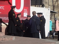 Прихожане Воскресенского храма раздали в Северодвинске просветительские брошюры о таинствах Церкви