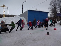 На Масленицу около нашего храма прошел семейный праздник.