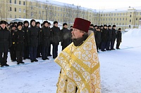 КУРСАНТЫ УЧЕБНОГО ЦЕНТРА БЕЛОМОРСКОЙ ВОЕННО-МОРСКОЙ БАЗЫ ПОМОЛИЛИСЬ ПЕРЕД ГЛАВНОЙ ИКОНОЙ ВМФ