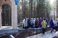 СЕВЕРОДВИНСКИЕ ПАЛОМНИКИ ПОБЫВАЛИ В ДЕРЕВНЕ СОЛЗЕ И ПОМОЛИЛИСЬ ЗА УБИЕННЫХ В ГОДЫ ГОНЕНИЙ